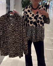 Carregar imagem no visualizador da galeria, Blusa casual com padrão leopardo e decote em V
