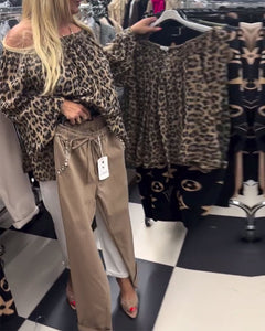 Blusa elegante com padrão leopardo de um ombro só