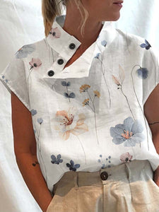 Blusa com estampa floral com gola alta e botão inclinado