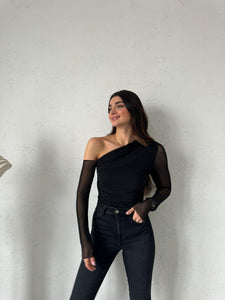 Blusa franzida com detalhes de ombros pretos